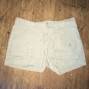 Cabela’s tan khaki 7 pocket hiker outdoorsy shorts size 10